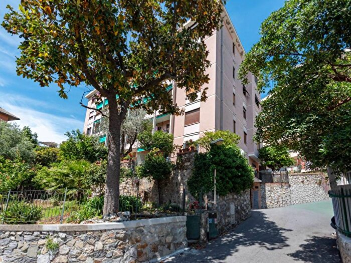 Appartamento trilocale in affitto in Via Monte Corno, Quinto, Genova