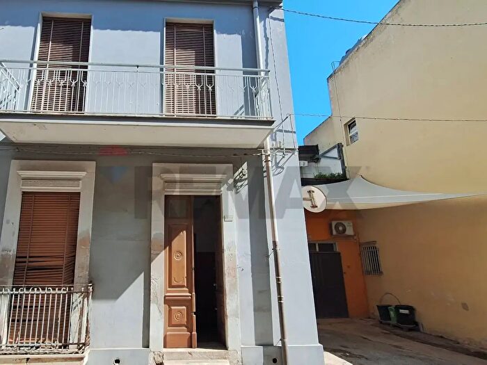 Casa con 7 locali in vendita in Via Platamone, Rosolini