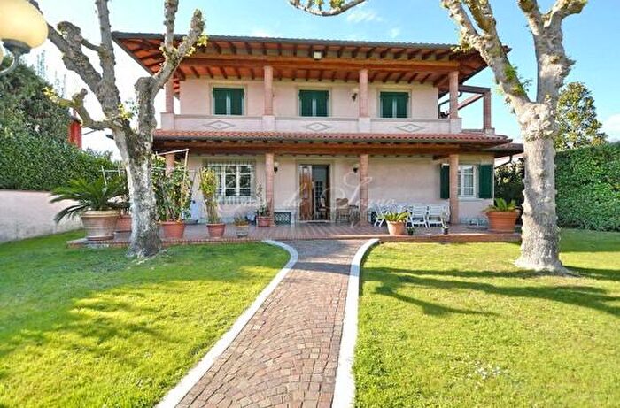 Casa con 6 locali in vendita in Via Francesco Carrara, Forte Dei Marmi