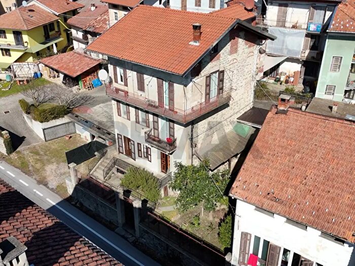 Casa con 8 locali in vendita in Frazione Falcero, Valdilana