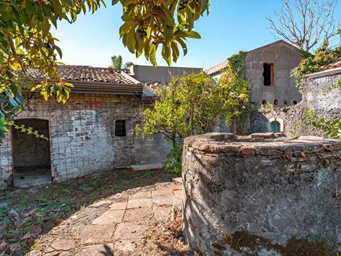 Casa con 14 locali in vendita in Via Governatore, Viagrande