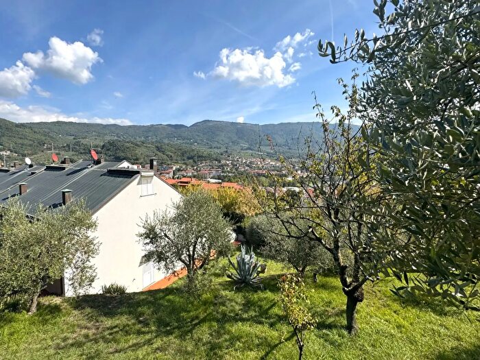 Casa con 6 locali in vendita in Via dell'Apparita, Vaiano
