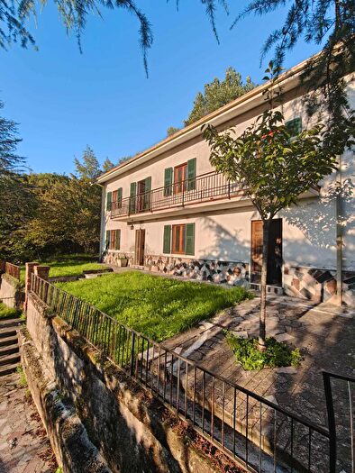 Casa con 8 locali in vendita in Fivizzano
