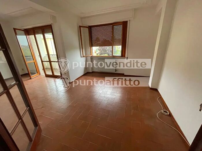 Appartamento con 5 locali in affitto in On Lazzeri, Lucca