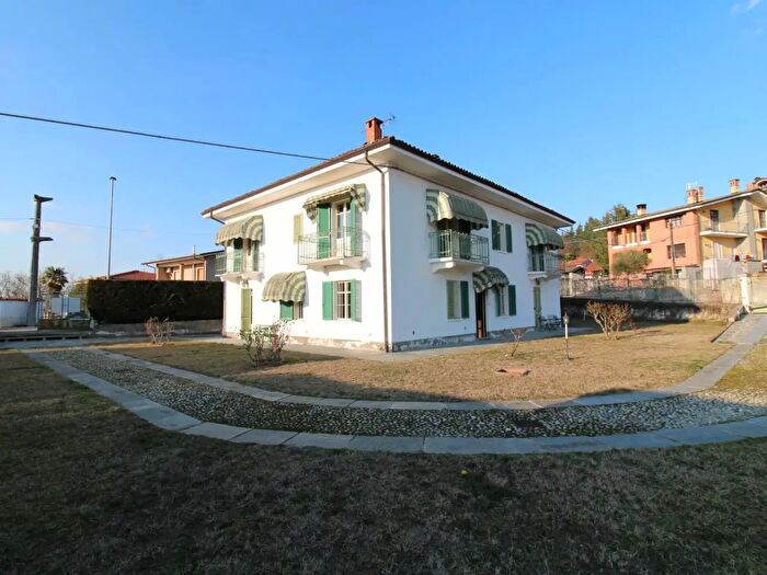 Casa con 14 locali in vendita in Sommariva Perno