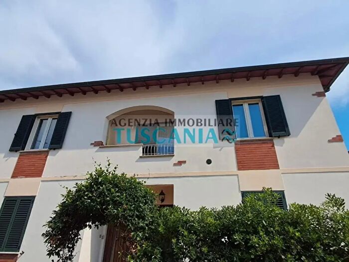 Casa con 5 locali in vendita in Cecina