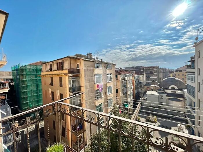 Appartamento con 6 locali in vendita in Via De Mari, Savona