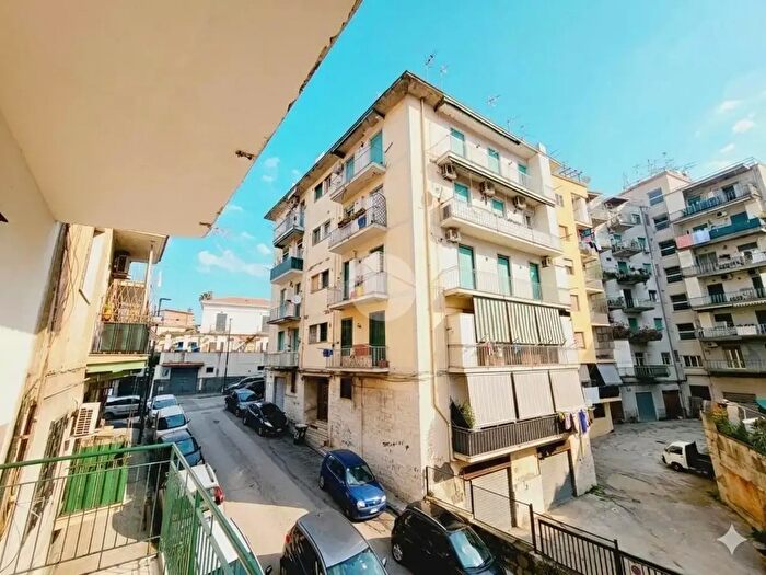 Appartamento trilocale in vendita in Via Gaeta Francesco, Napoli