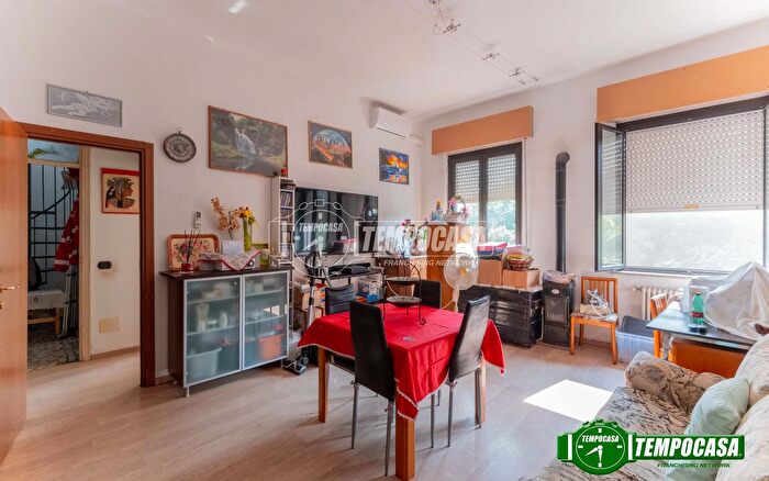 Appartamento quadrilocale in vendita in Strada Robecco, Magenta