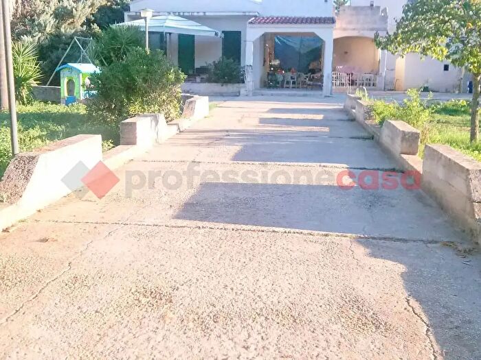 Casa con 5 locali in vendita in Traversa Cefalino Snc, Siracusa