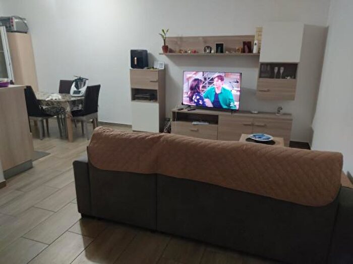 Appartamento trilocale in affitto in Viale Aprile, Davoli