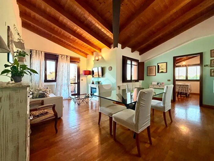 Appartamento quadrilocale in vendita in Via Italo Finotti, Novellara