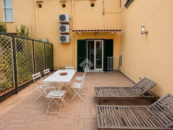 Appartamento trilocale in affitto in Via Chiaia, Monte di Dio, Napoli