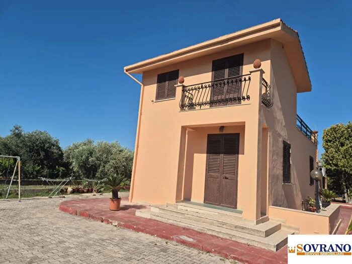 Casa con 6 locali in vendita in Carini