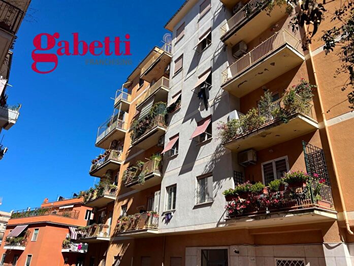 Appartamento trilocale in vendita in Via Fabiola, Roma