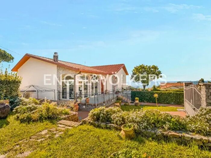 Casa con 6 locali in vendita in Via Nuova, Ameglia