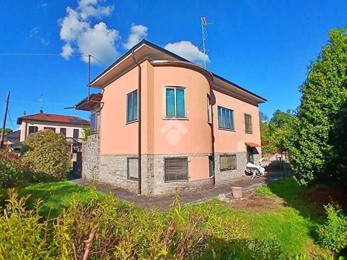 Appartamento trilocale in vendita in Via Piave, Sesto Calende