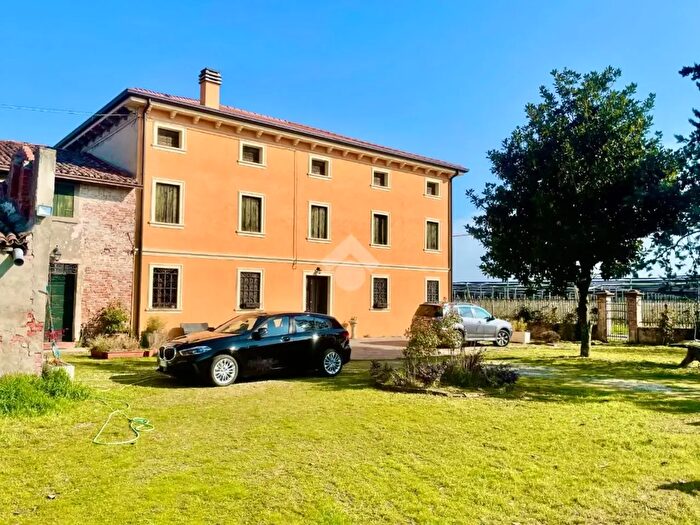 Casa con 14 locali in vendita in Via Boccare, Casaleone