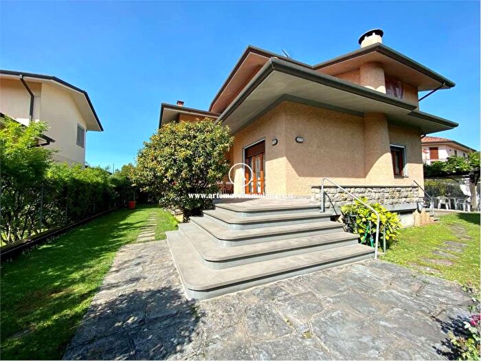 Appartamento con 6 locali in affitto in via Puglie, Pietrasanta