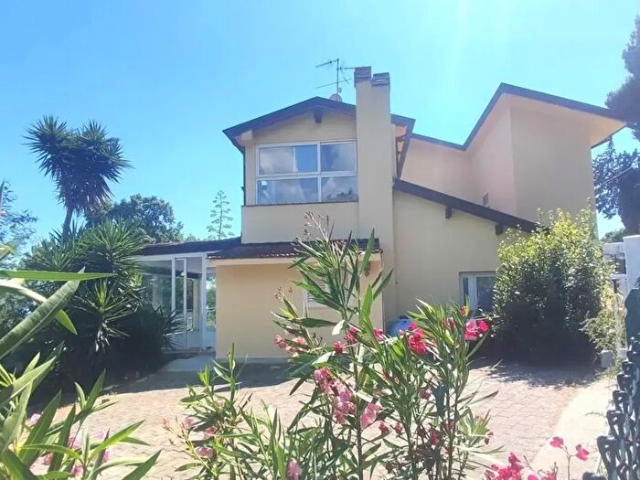 Casa con 9 locali in vendita in Massarosa