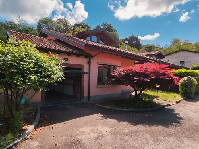 Casa con 5 locali in vendita in Via Brugnoni B, Besozzo