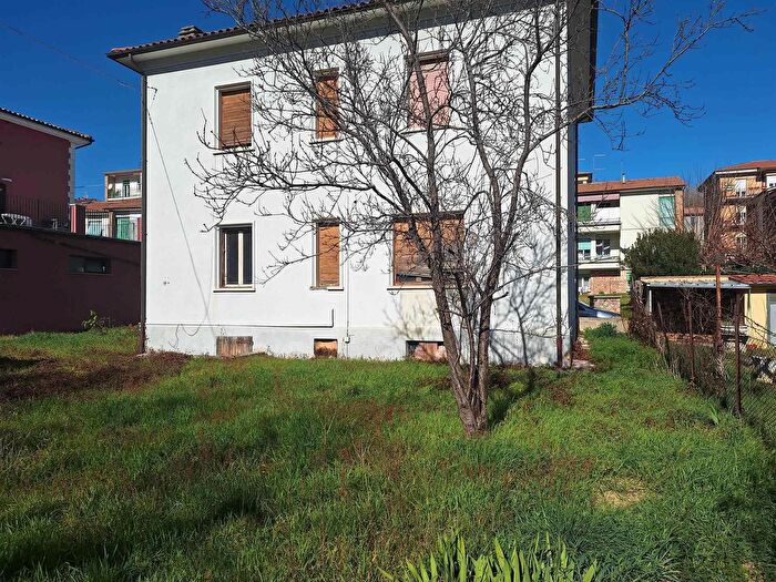 Casa con 8 locali in vendita in San Severino Marche