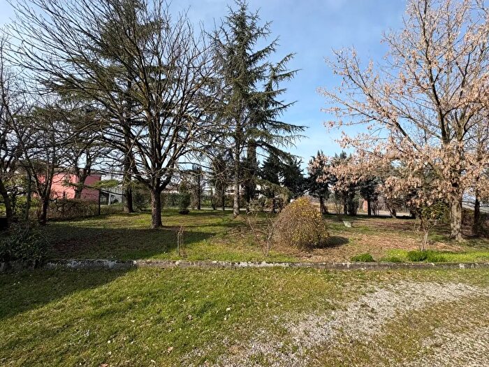 Casa con 10 locali in vendita in Ziano Piacentino