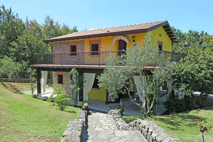Casa con 9 locali in vendita in Bagnone