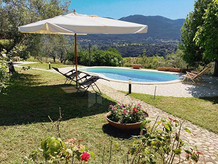 Casa con 6 locali in affitto in Vacone