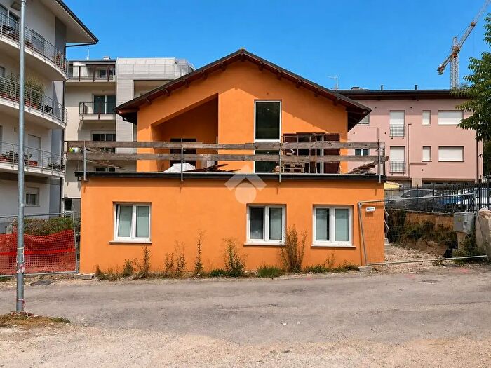 Casa con 7 locali in vendita in Via Poggio Santa Maria, L'Aquila
