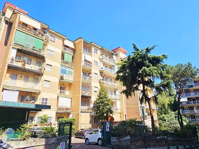 Appartamento con 5 locali in vendita in Via San Domenico, Napoli