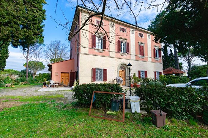 Casa con 8 locali in vendita in Pontedera