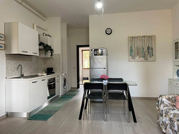 Appartamento bilocale in affitto in Via Giosuè Carducci, Centro, Ispra