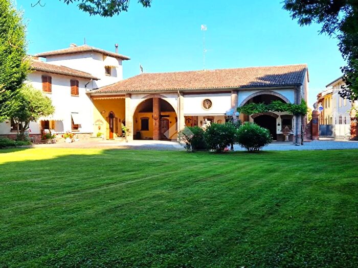 Casa con 5 locali in vendita in Vicolo Lazzari, Isola Dovarese