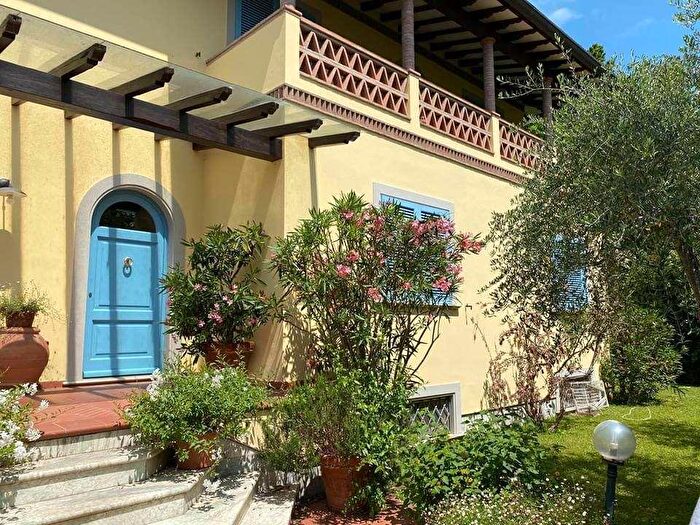 Casa con 10 locali in vendita in Via dei Salesiani, Pietrasanta