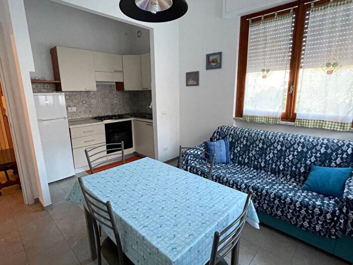 Appartamento trilocale in affitto in Via Edmondo De Amicis, Borghetto Santo Spirito