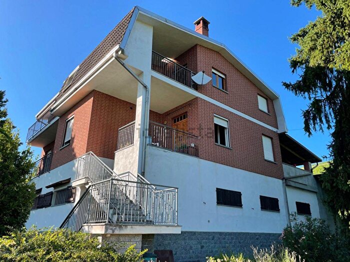 Casa con 10 locali in vendita in Calosso