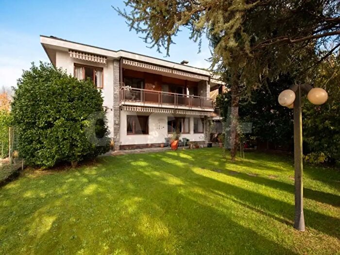 Casa con 8 locali in vendita in Via General Cadorna, Malnate