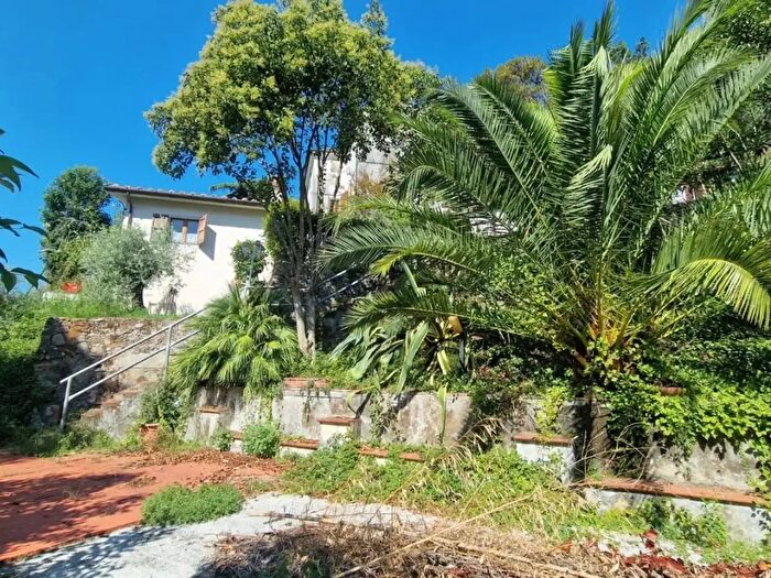 Casa con 10 locali in vendita in Carrara