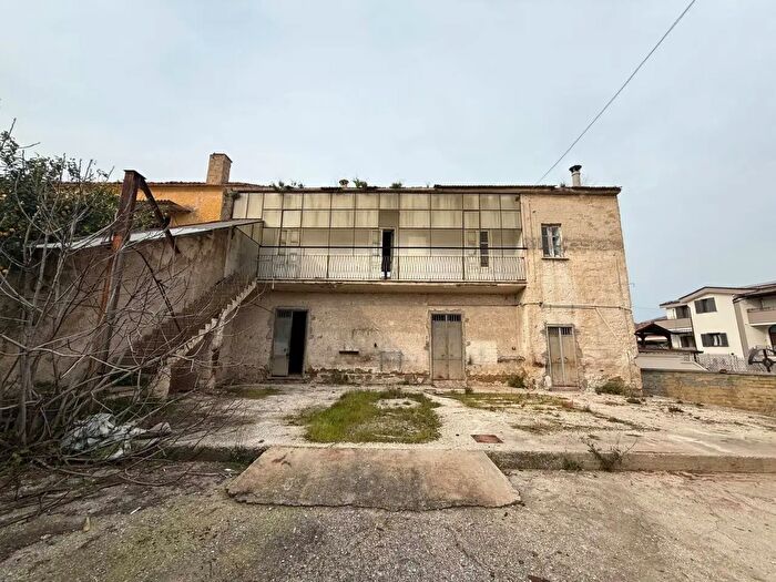 Casa con 8 locali in vendita in Via Leonardo da Vinci, Villa Di Briano