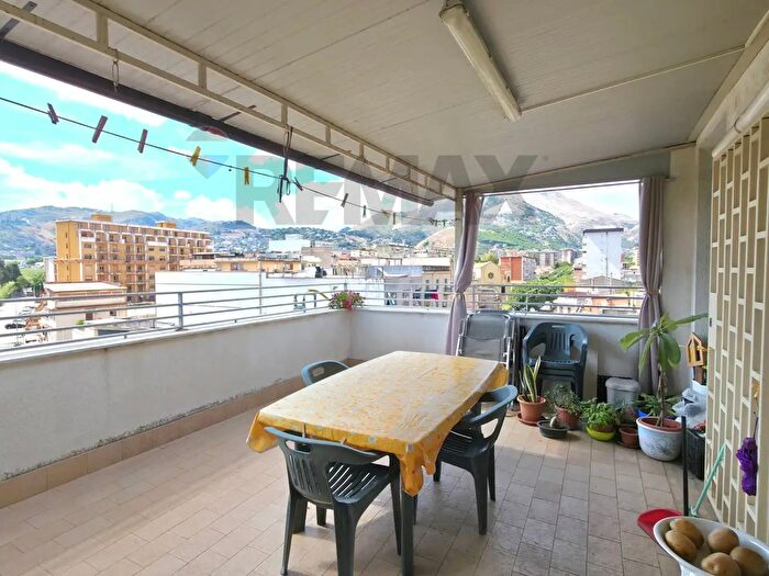 Appartamento con 6 locali in vendita in Via Raffaello Politi, Palermo