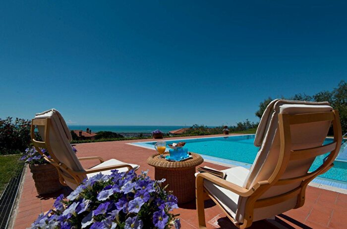 Casa con 10 locali in vendita in Massarosa