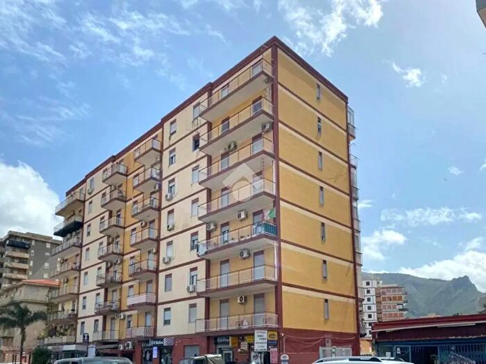 Appartamento trilocale in vendita in Via dellOrsa Maggiore, Palermo