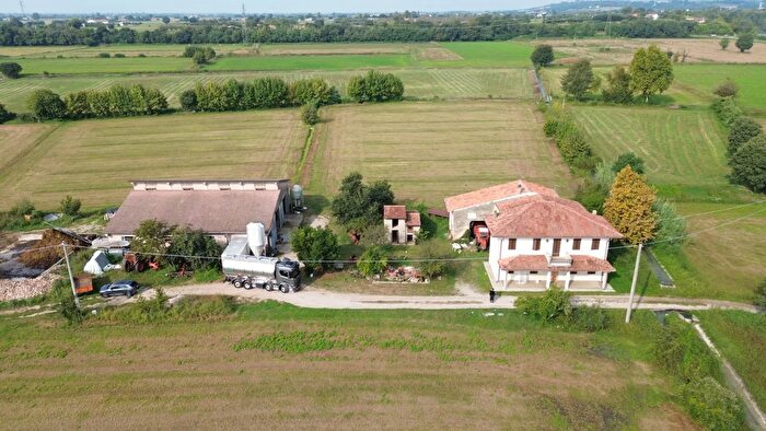 Casa con 5 locali in vendita in Volta Mantovana