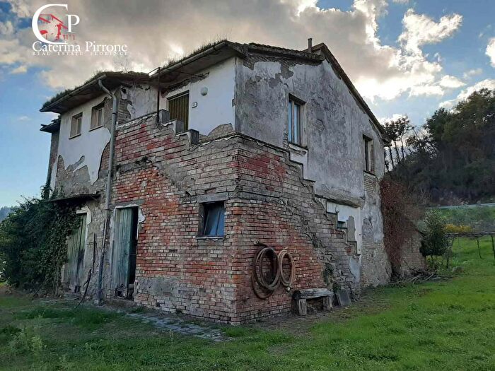 Casa con 10 locali in vendita in Piazza XXV Aprile, Montecatini Val Di Cecina