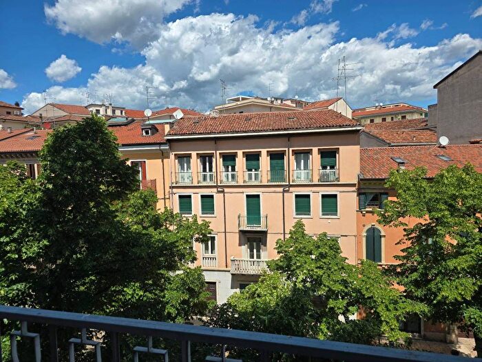 Appartamento trilocale in affitto in Via della Valverde, Valverde, Verona