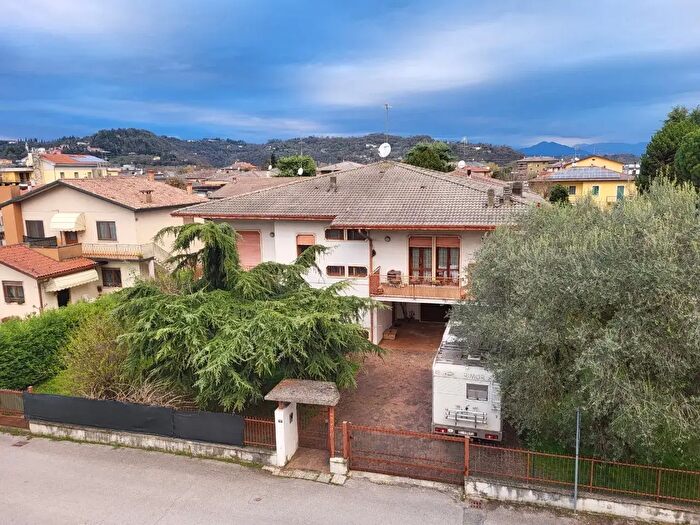 Casa con 10 locali in vendita in Creazzo