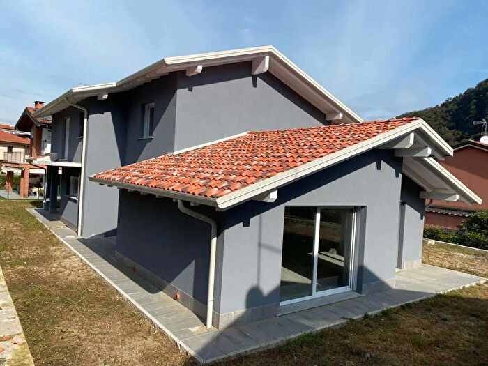 Casa quadrilocale in vendita in Lavena Ponte Tresa