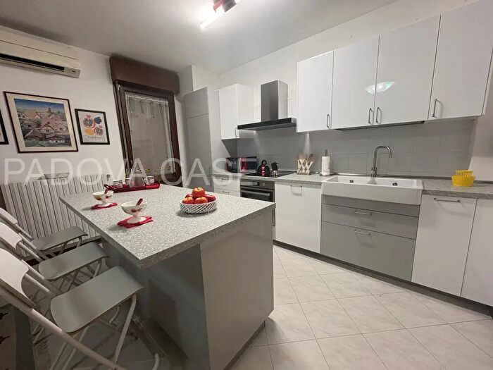 Appartamento trilocale in vendita in Via Verona, Albignasego