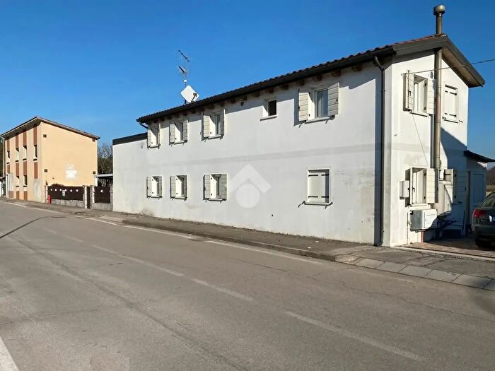 Casa con 6 locali in vendita in Via Montebelluna di SantAndrea, Castelfranco Veneto